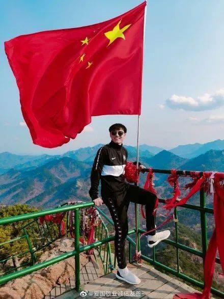突发！2名游客贸然进入昆明轿子山冰湖，不料冰面突然碎裂……